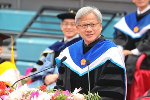 繪圖晶片大廠輝達（Nvidia）創辦人、執行長黃仁勳，27日在台大畢業典禮上發表演講，受到學生歡迎。記者曾原信／攝影