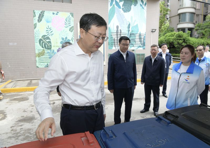 上海市委書記陳吉寧5月26日調研垃圾分類。（上海發布）