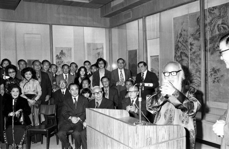 1978年2月7日，國立歷史博物館舉辦「明末四僧書畫特展」，名畫家張大千（右）應邀致詞。（圖／聯合報系資料照片）