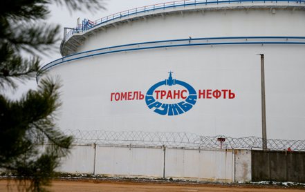 圖於德魯茲巴（Druzhba）輸油網路運抵白俄羅斯的儲油槽。路透