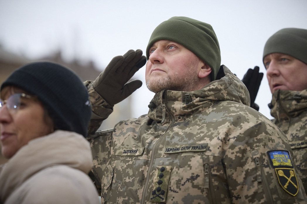 烏克蘭武裝部隊總司令扎盧茲尼（中）。資料照片。