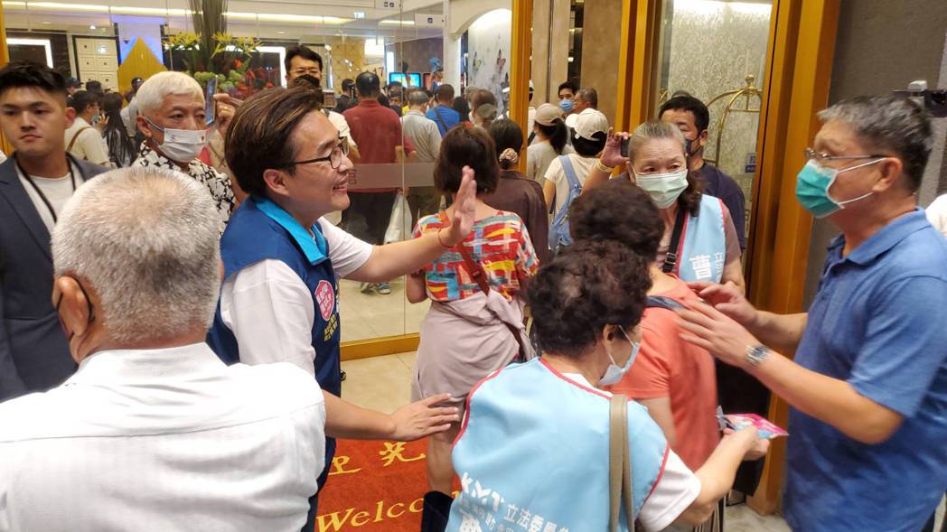立委參選人曹桓榮在1樓入口處拜票，不少民眾高喊：「當選！」記者王勇超／攝影