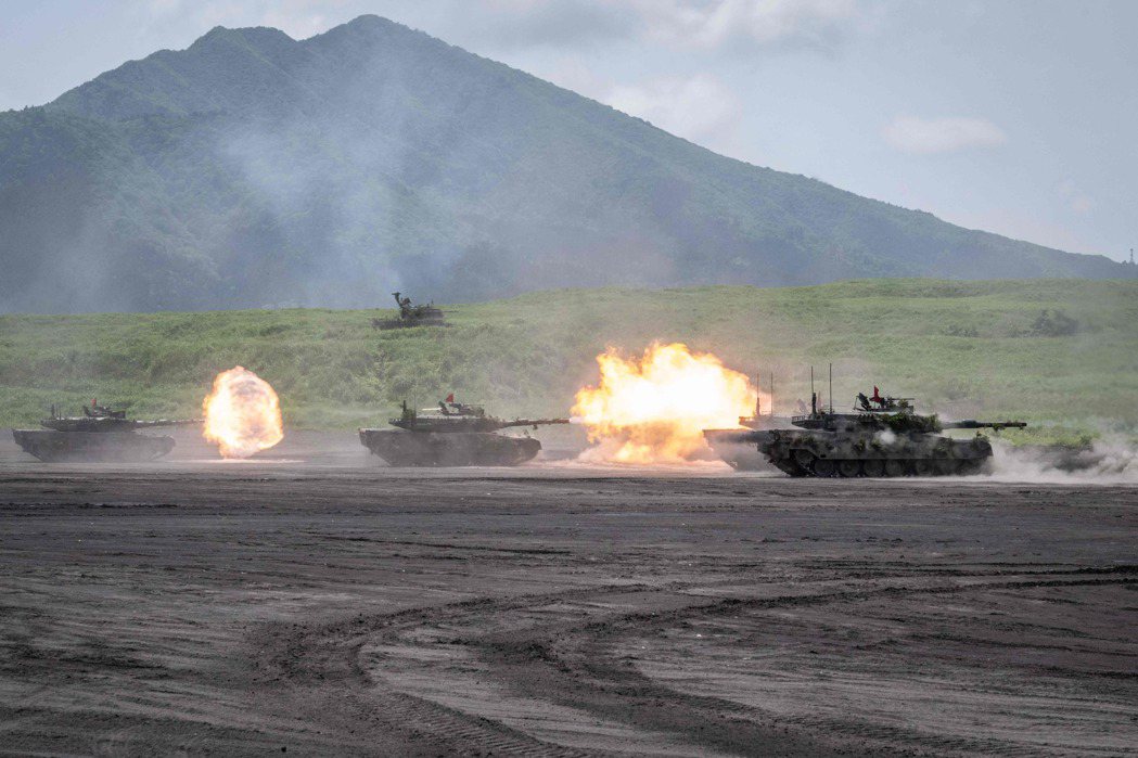 日本陸上自衛隊27日實施「富士綜合火力演習」。圖為參演的陸自戰車正發射火砲。法新...