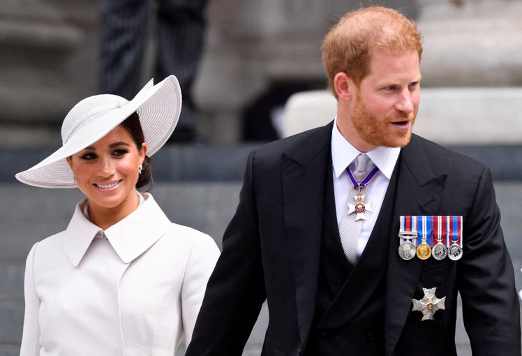 哈利王子（右）與妻子梅根時常被大英國協的媒體唱衰。（路透資料照片）