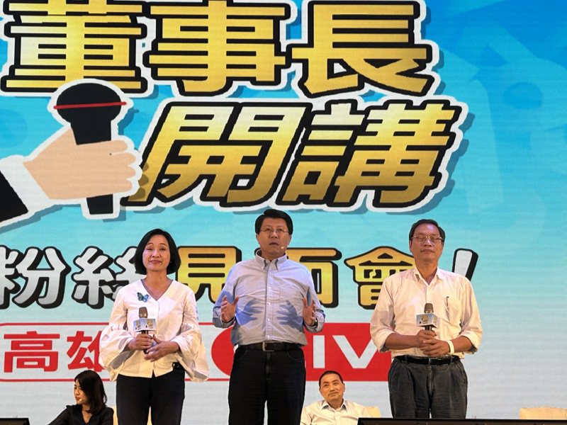 「南台灣鐵三角」謝龍介（中）、柯志恩（左）及蘇清泉（右）三人輪流上台細數沒有政黨輪替的缺點。記者徐白櫻／攝影