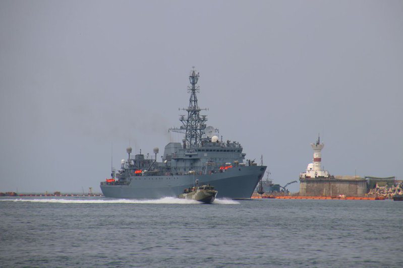 烏克蘭國防部日前上網發布一隻第一人稱視角畫面，可見到海上無人艇就要撞上俄羅斯的偵察艦「伊凡．赫斯號」，跟俄方成功抵禦的說法明顯有出入，但該艦返抵塞凡堡的影像後來在網路廣為流傳。照片翻攝：Twitter / OSINTdefender