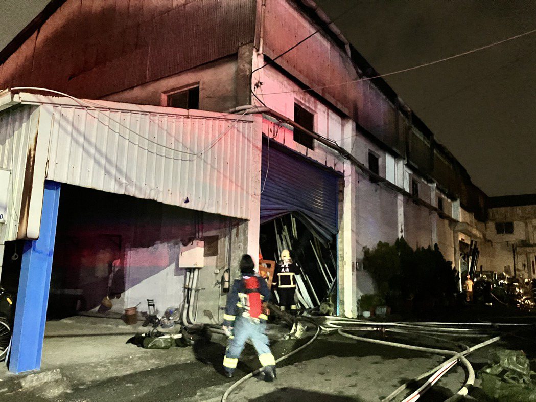 屏東市工業路上鋁門窗工廠今晚上9點左右竄出火舌，消防局獲報出動人力搶救，於一個小...
