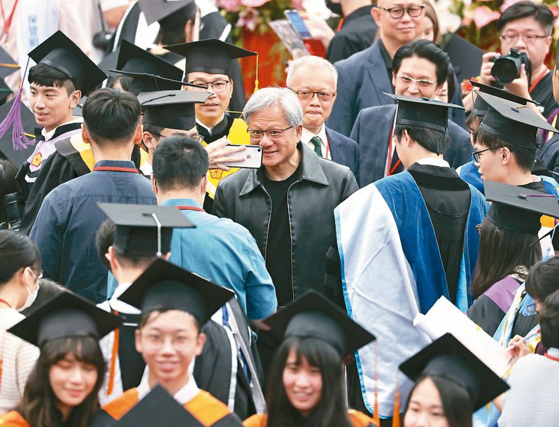 輝達執行長黃仁勳（中）昨天擔任台大畢業典禮致詞嘉賓，學生爭相與他合照。記者曾原信／攝影