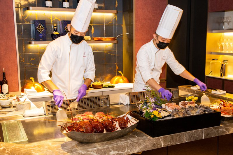 樂葵法式鐵板燒推出夏季新菜，主廚套餐每人1380元吃得到生蠔、活鮑、龍蝦、牛小排。圖／樂葵法式鐵板燒提供。