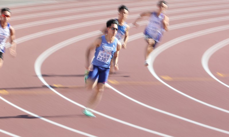 楊俊瀚在200公尺預賽，因踩線失格。 大會提供