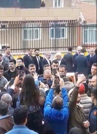 土耳其總統厄多安在前往伊斯坦堡附近投票時，沿路發送鈔票給選民。圖／截自推特