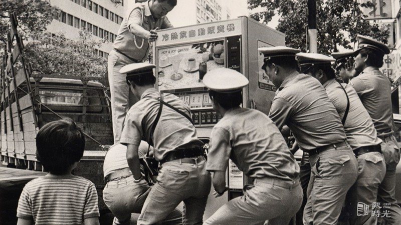 隨意設置的自動販賣機有礙市容，各警局還得派出大批警員將設置在路旁的自動販賣機抬上貨車運走。圖／聯合報系資料照（1984/08/20 陳曙光攝影）