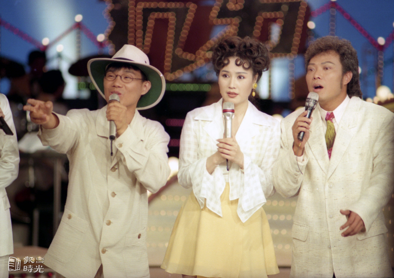 台視「龍兄虎弟」的錄影情形。圖為（左到右）藝人陳雷、馬世莉、主持人張菲。圖／聯合報系資料照（1995/06/29　李府翰攝影）