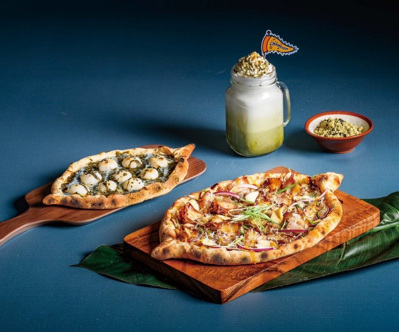堤諾義大利餐廳推出2款龍舟造型比薩，建議搭配插上小旗幟的飲品奶霜擂茶拿鐵。 業者...