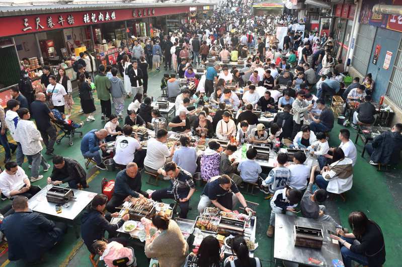 各地遊客「赴淄趕烤」成流行，但華爾街日報卻指出，這突顯了中國人越來越注重省錢式的消費及樂趣，而不是奢侈消費。中新社