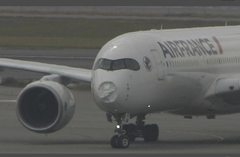 法國航空（Air France）291號班機今天疑因機械故障折返日本關西機場，日媒拍攝到這架航機的機鼻明顯凹陷。圖／截自推特