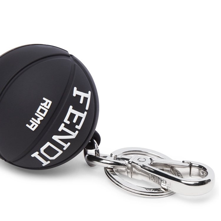 黑色棒球帽和一個迷你籃球變成運動風的鑰匙扣。圖／FENDI提供