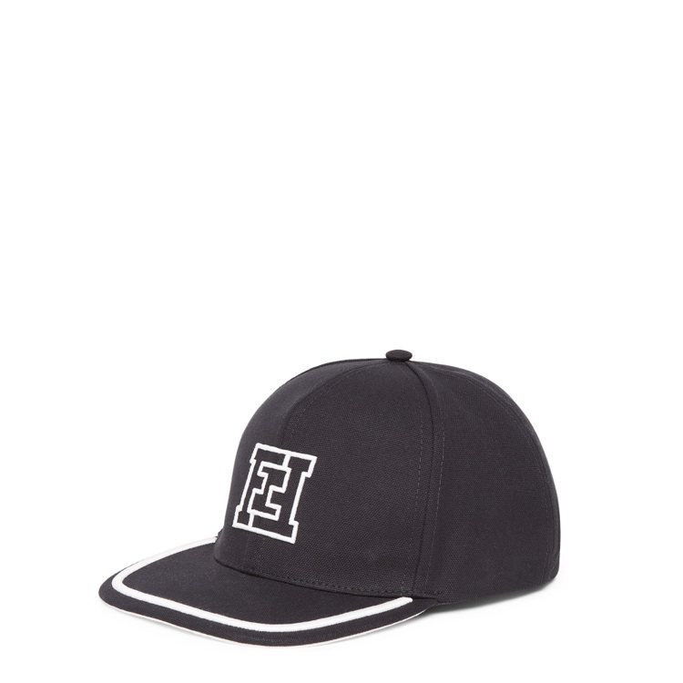 黑色棒球帽和一個迷你籃球還變成運動風的鑰匙扣。圖／FENDI提供