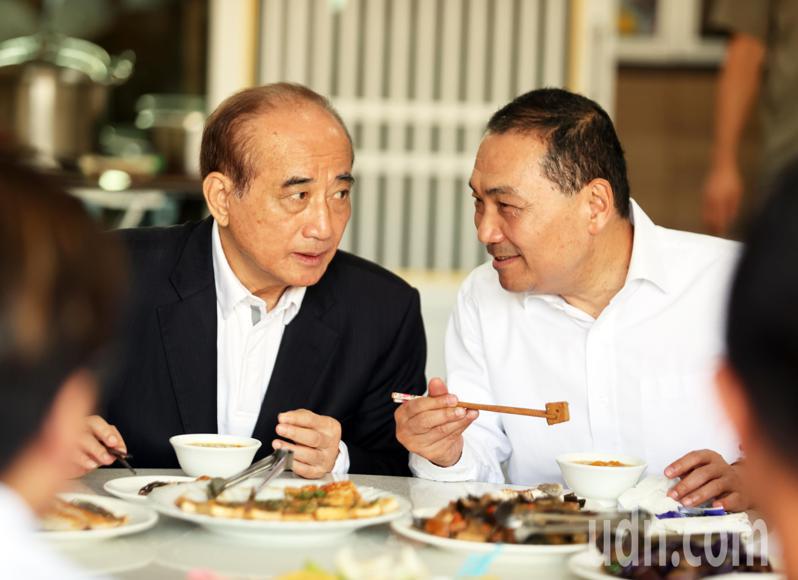 立法院前院長王金平（左）上午在自宅宴請侯友宜（右），兩人共進早餐。記者劉學聖／攝影