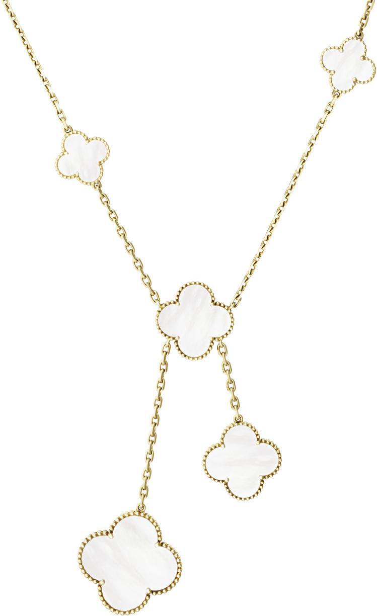 凱特王妃配戴款梵克雅寶Magic Alhambra 6枚墜飾項鍊，黃K金鑲嵌珍珠母貝，約31萬8,000元。圖／梵克雅寶提供