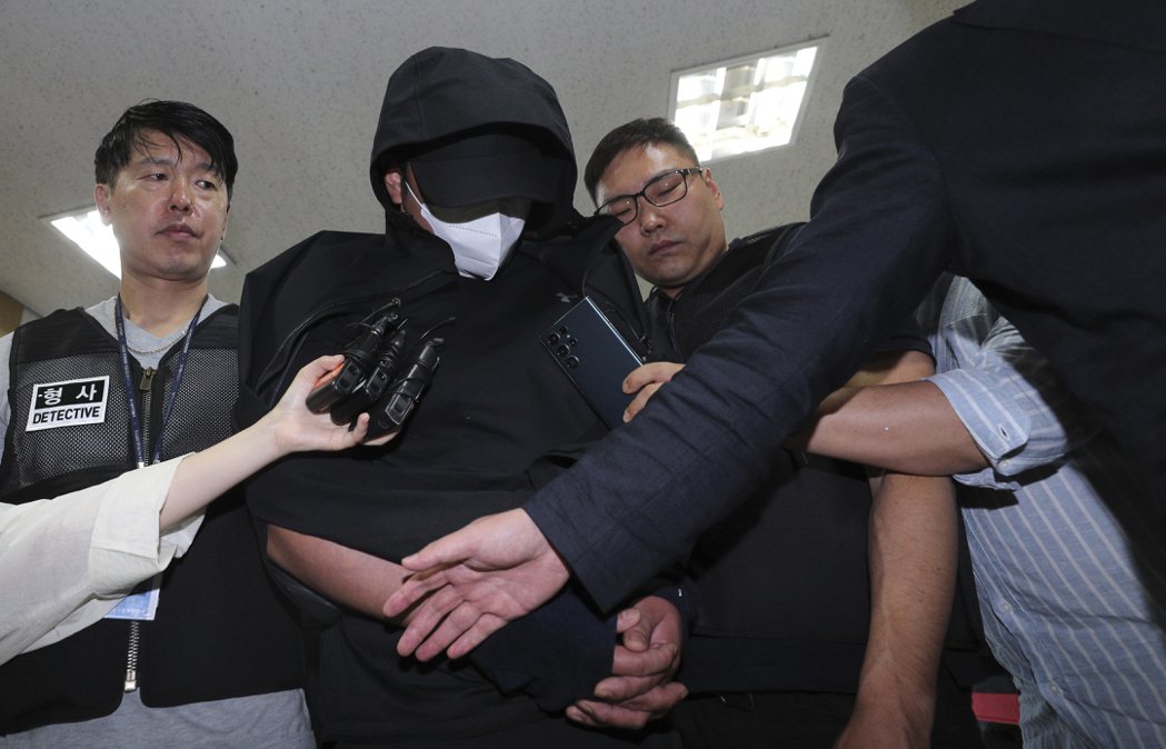 南韓一名李姓男子涉嫌在韓亞航空一架從濟州機場飛往大邱的航班落地前，突然打開艙門。...