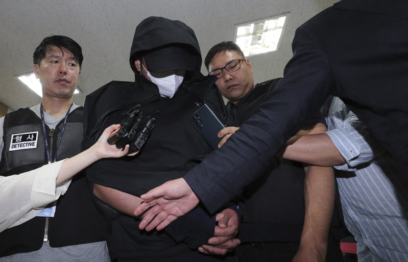南韓一名李姓男子涉嫌在韓亞航空一架從濟州機場飛往大邱的航班落地前，突然打開艙門。大邱地方法院28日同意逮捕嫌犯。美聯社