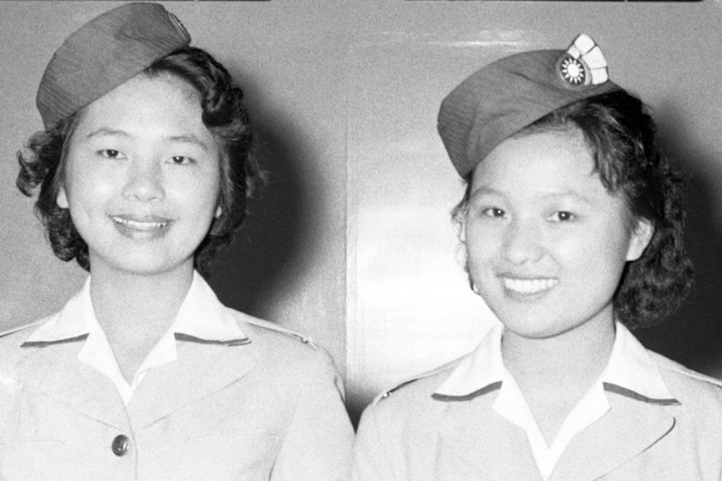 1957年5月29日，空軍專機招考首批女性侍應官，她們須要接受繁重嚴格的訓練，同時還要有禮貌週到的服務。圖為當年被錄取的張承德（右）和徐開君（左）。圖／聯合報系資料照片
