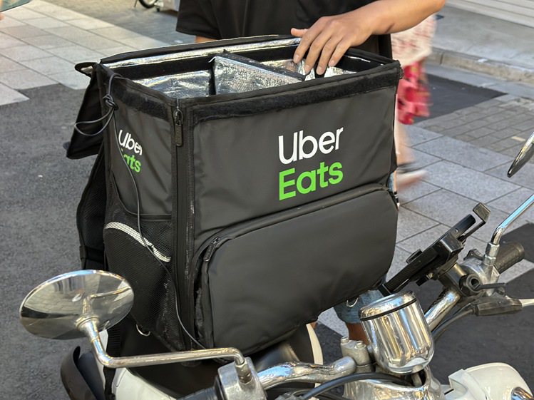 觀察東京Uber Eats外送現場，不只使用品牌外送箱的外送夥伴不多，尺寸也都比...