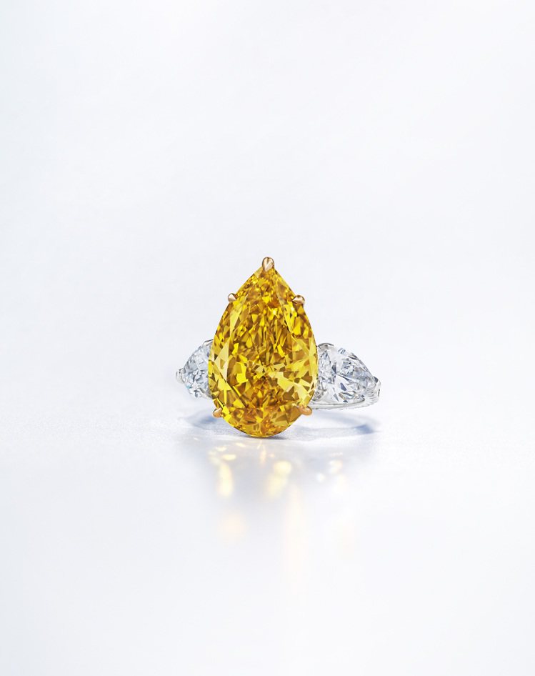 「THE GOLDEN FLAME」8.92克拉梨形豔彩黃橘色IF鑽石戒指，以3...
