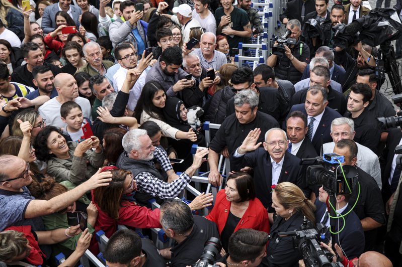 土耳其28日迎來總統決選，挑戰者基里達歐魯（右抬頭示意者）離開安卡拉投開票所途中，支持者一擁而上。美聯社
