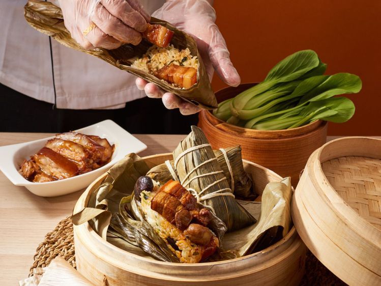 上海鄉村今年推出「無錫燒肉粽」與「松露嫩雞粽」等口味。圖／上海鄉村提供