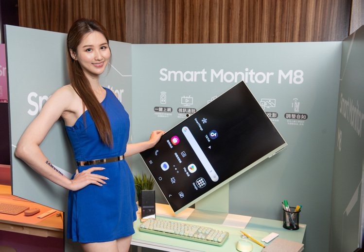 Smart Monitor M8與M7搭載升降式螢幕底座，瀏覽長篇文件時可將螢幕旋轉90度，提供更舒適的瀏覽體驗。圖／台灣三星提供