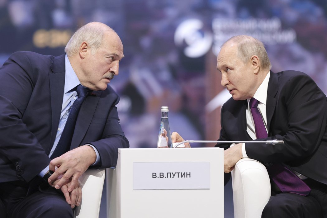 圖為白俄羅斯總統盧卡申科（左）和俄國總統普亭，24日聯袂出席在莫斯科舉行的歐亞經...