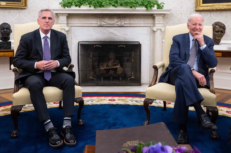美國總統拜登（右）與聯邦眾議院議長麥卡錫（左）廿二日在白宮會面，協商調高聯邦債限。（法新社）