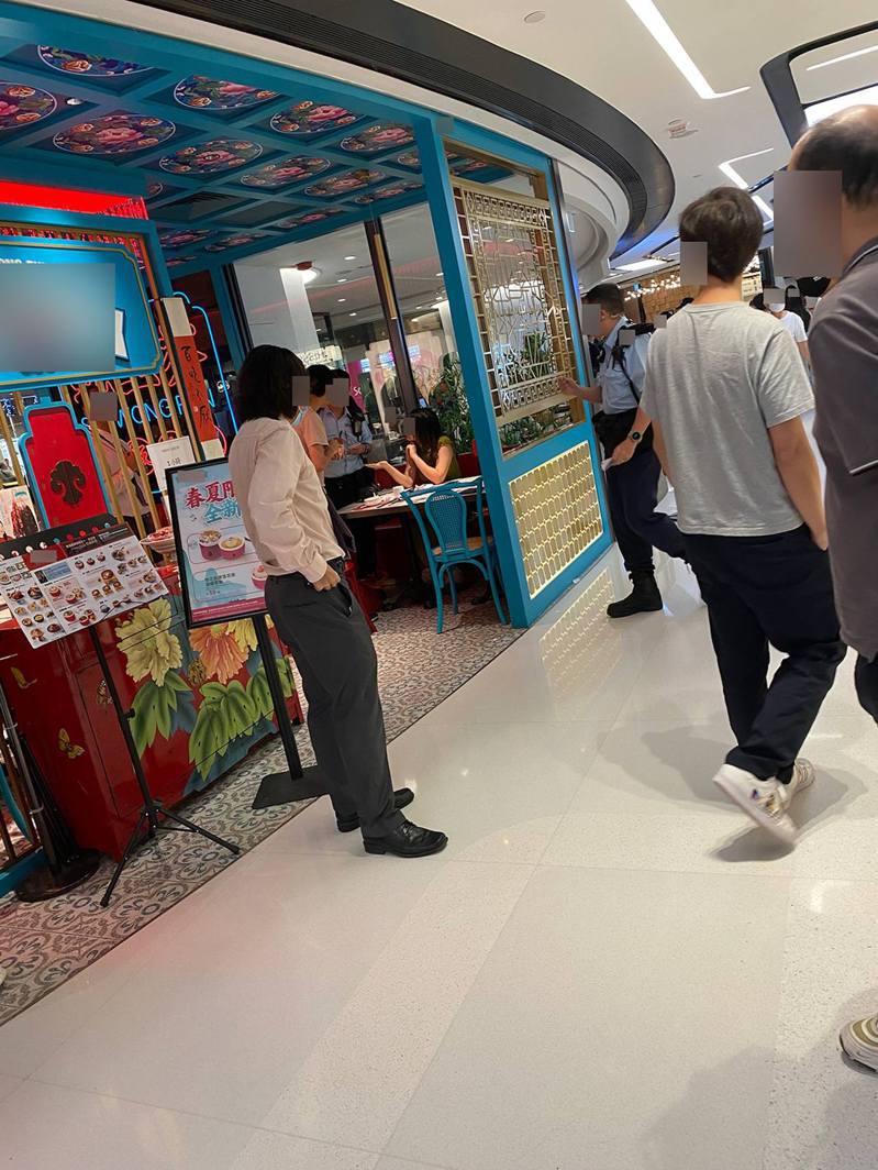 有網民在討論區分享，稱在沙田新某商場的餐廳看到2名男女擅自坐到4人枱，後來被店員要求調位，女子不滿而引發爭執，更驚動警員到場。（連登討論區）