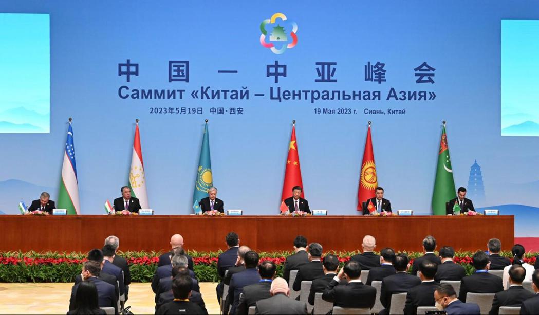  左起：烏茲別克總統米爾濟約耶夫、塔吉克總統拉赫蒙、哈薩克總統托卡耶夫、中國國家...