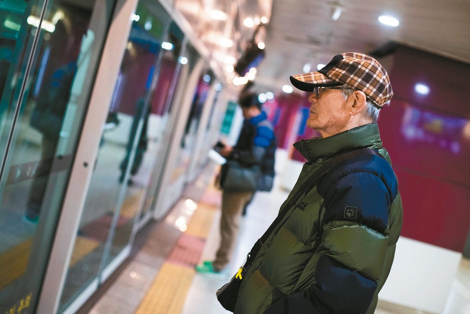 在南韓，75歲的趙永文（音譯）利用他的免費地鐵乘車卡，每天替各類店家來回送貨，每周這樣工作五天、每天九小時。因為退休金不足維持生計，南韓像他這樣的老人愈來愈多，天天奔波在地鐵站之間，提供「銀髮快遞服務」。（圖／聯合報報系資料庫）