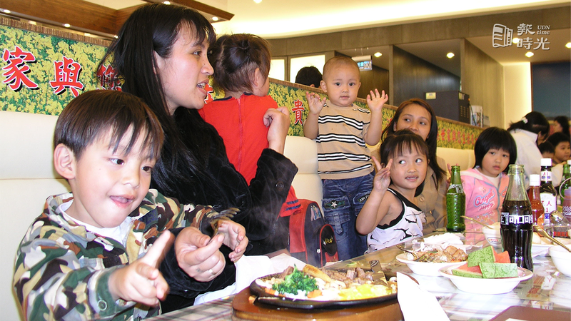 受扶助家庭的媽媽和孩子們，在桃園市「貴族世家」牛排南平店開心地享用免費牛排大餐。圖／聯合報系資料照（2004/04/17 潘欣中攝影)