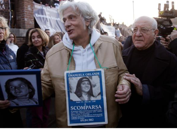 15歲的艾曼紐拉．奧蘭迪在1983年失蹤，她的哥哥皮特羅．奧蘭迪（中）為查明真相奔走40年。圖為皮特羅今年1月在梵蒂岡附近抗議。美聯社