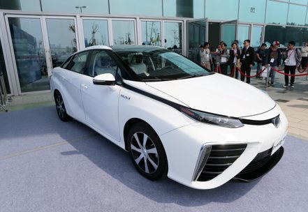 日本豐田汽車開發的氫能車款「Mirai」，是全球第一輛量產的燃料電池車，主力銷售市場在日本、美國與歐洲，在亞洲部分城市也有示範據點。 報系資料照