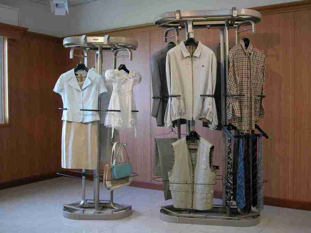 立肯隆舒適旋轉衣架，多重樣式可節省空間設計，作為皮包的收藏、領帶皮帶與輕巧配件的...