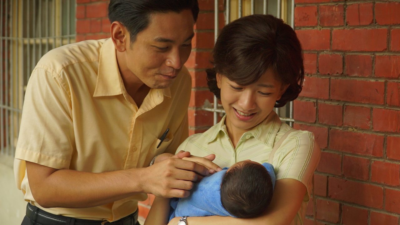 楊子儀(左)與范宸菲(右)飾演嘉俐年輕時期的父母。圖/大愛電視提供