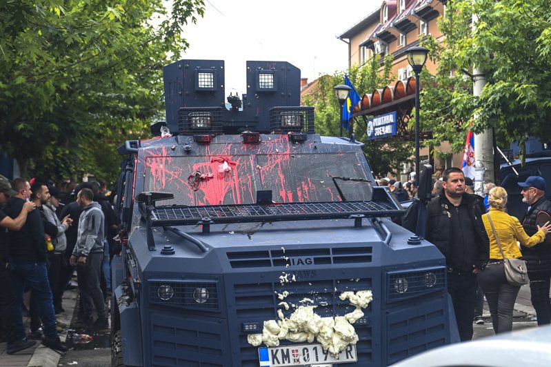 科索沃北部境內塞爾維亞裔今天與警方爆發衝突，期間警方發射催淚瓦斯。這些塞裔因不滿阿爾巴尼亞裔選上當地市鎮首長，發動抗議杯葛，北約維和部隊已出面阻止衝突。 歐新社
