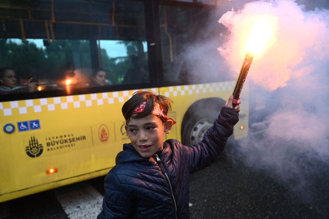 土耳其伊斯坦堡街頭，1名拿煙火的小孩也感染到總統大選的熱烈氣氛。法新社