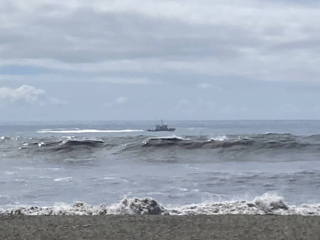 瑪娃颱風逼近，東半部沿岸有長浪發生，宜蘭一名12歲少女昨在情人灣落海，至今未尋獲...
