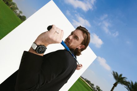 品牌大使Tommy Fleetwood配戴Connected Calibre E4智能腕表45毫米高爾夫球特別版，鈦金屬表殼，約90,900元。圖／TAG Heuer提供