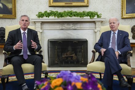 美國總統拜登（右）和眾院議長麥卡錫（左）28日敲定債限協議。美聯社