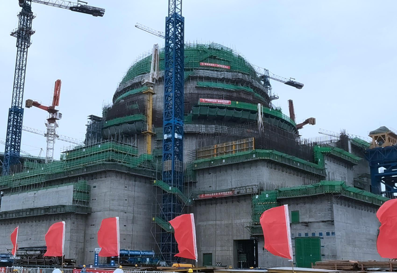 中國大陸持續大力發展核能發電，圖為台灣對岸正在興建中的福建漳州核電廠，完工啟用後預計年發電量將達720億千瓦時。（中新社）
