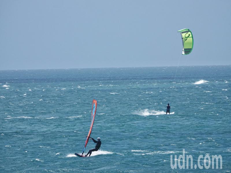 今天北海岸吹起陣陣強風，海邊有許多民眾玩風箏沖浪。記者邱德祥／攝影