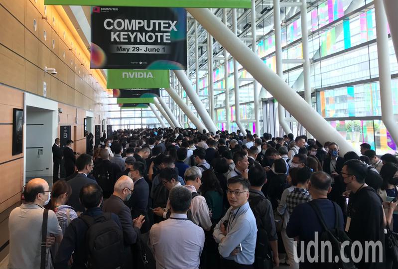 COMPUTEX Opening Keynote今天由NVIDIA創辦人暨執行長黃仁勳專題演講，等候進場的人潮擠爆現場。記者胡經周／攝影